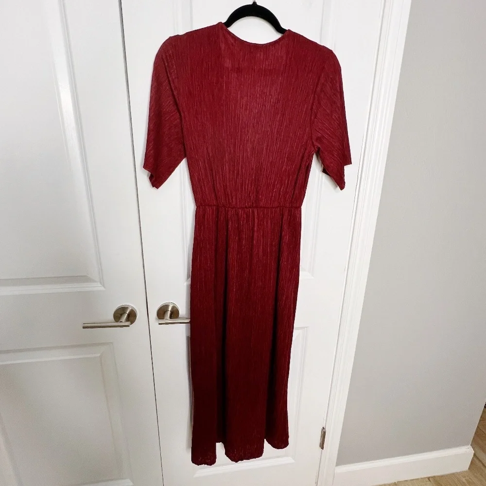 ALL IN FAVOR Dolman Plissé Midi Dress Size medium red burgundy deep v - Picture 3 of 6